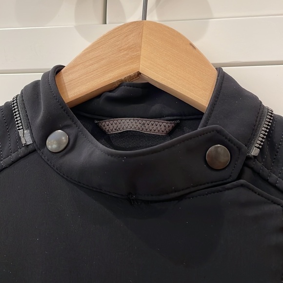 Lululemon Black Asymmetrical Zip Jacket—Zippered Sleeve Detail—Like New! Size 6? - Picture 5 of 10